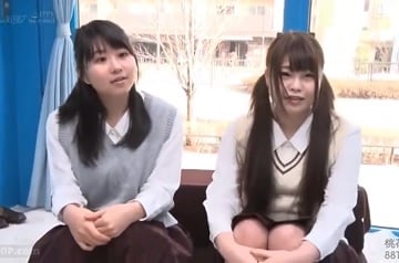 MM号に謝礼目当てでやってきた仲良しJKにおっぱい揉み揉みインタビューw