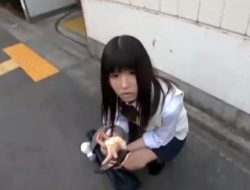 道端にしゃがみこむ美少女ＪＫを自宅に連れ込んで顔面ぶっかけ