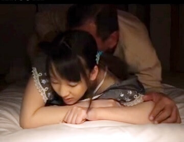 両親の目を盗んで寝ているロリっ娘の孫に夜這いをかけるエロジジイ