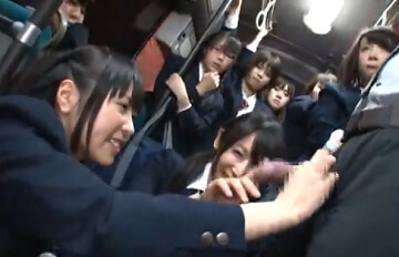 年上好きな女子校生が車内でサラリーマンに逆痴漢した結果