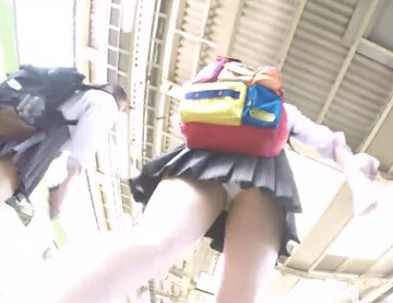 電車通学する女子校生たちのパンチラを盗撮カメラが追跡