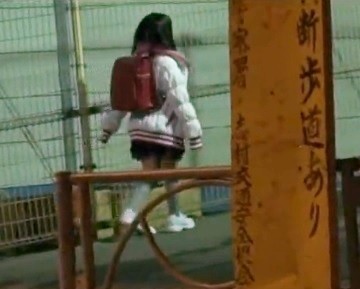 学校の帰りを待ち伏せするロリコン男に鍵っ子が処女を奪われちゃう…