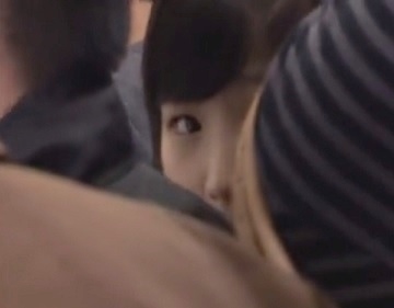 えっ？そこで止めるん？痴漢の寸止めでイカされず逆痴漢する女子校生…