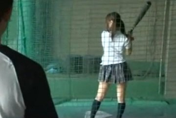 バッティングの練習をするＪＫのパンチラ見てたら目と目が合ってしまい