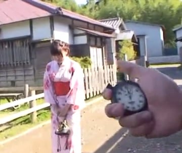 夏祭りに行く途中の浴衣っ娘の時間を止めてたっぷり中出し