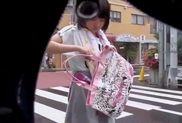 プール帰りの真っ黒に日焼けした〇女が野良犬のように尾行する強姦魔の餌食に