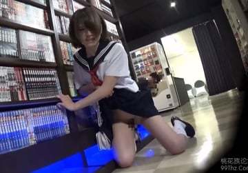 ギャルＪＫをネットカフェに連れ出し客に見られながら公開羞恥セッ〇スｗ