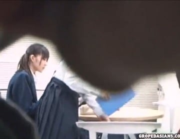 友達と図書館で勉強中に痴漢集団に取り囲まれ犯される女子校生