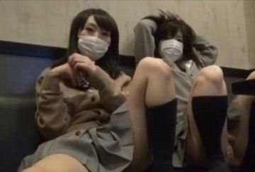 カラオケルームでＴバックの生脱ぎをする仲良しＪＫの援○映像ｗ