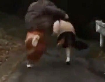 おい待て、ゴラァァァァ!招かざる刺客に狙われた女〇生の悲劇…