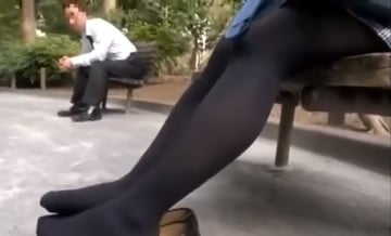 公園のベンチで読書するＪＫのムレムレになった黒タイツが脚フェチ男を刺激してしまい…ｗ