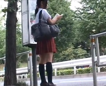 日焼けギャルＪＫが学校帰りのバスの中で痴漢常習犯たちの餌食に…