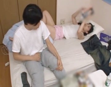 いつも家の中を下着姿でウロウロする無防備な妹の下着姿につい…ｗ