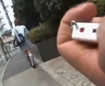 友達とバスで下校中の女子校生がバスの車内で痴漢師のターゲットに！