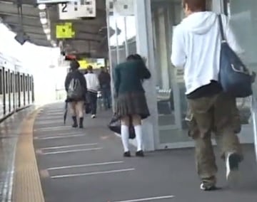 痴漢に媚薬バイブを注入されフラフラ状態の美少女にトドメのメガチン挿入！