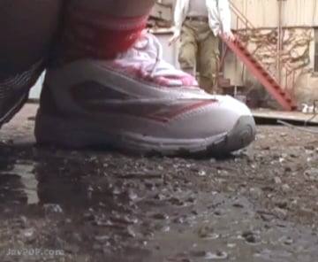 廃工場に迷い込んだ〇女がホームレスに襲われ大量失禁！