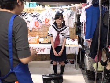 マニア御用達のブルセラ店を訪れるＪＫが諭吉欲しさに平気で股を開いちゃうｗ