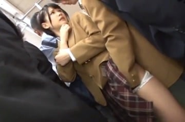 朝の通学電車で痴漢ごっこをするうちにガマンできなくなっちゃう高〇生カップルｗ
