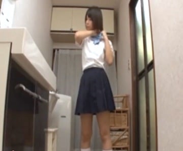 お泊まりにきた娘の幼馴染が入浴中とも知らず父親が扉を開けた結果ｗ