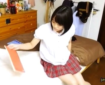 勝手に兄貴の部屋に入ってエロ本を見ながらオナる妹が突然帰宅した兄貴に見つかってしまい…ｗ