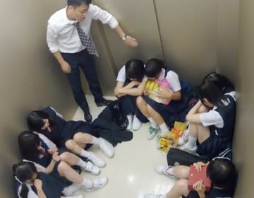 エレベーターが緊急停止した極限状態で女〇徒たちを欲望の赴くまま犯すロリコン教師！