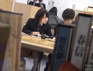 彼氏と来た図書館で痴漢され喘ぎ声を我慢する〇女を襲う羞恥の数々…