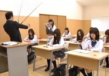 時間を止められる魔法の時計を手に入れたエロ教師が女〇徒たちにイタズラし放題