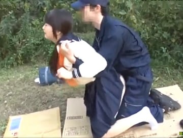 公園のトイレが使えず草むらでオシッコをするＪＫの巨尻が男の本能を覚醒！