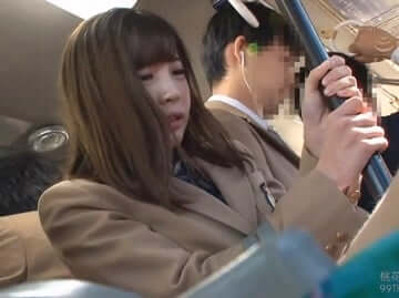 お願い見ないで…痴漢師に丸裸にされたＪＫが同級生の視線に耐え切れず大量失禁！