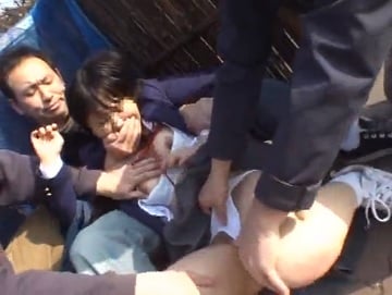 ヤメてぇ～！冷徹無比のレイパー集団に狙われた不運な親子の惨劇…