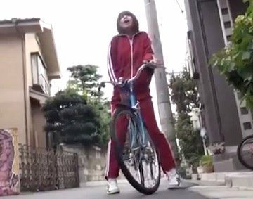 サドルに媚薬を塗られ発情する女子中〇生が自転車に跨ったままマンズリ漏らしイキ！